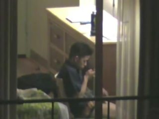 Young goňşy tutulan through the window