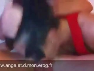 মজাদার গলার গভীরে এবং কাম মধ্যে তার গলা