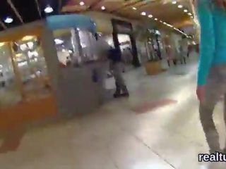 Enticing 捷克語 青少年 得到 teased 在 該 mall 和 性交 在 pov