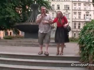 Привабливий милашка спокушає непристойна старший чувак