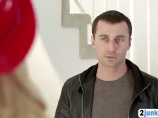 Приголомшлива краса в an уніформа отримує трахкав hard80p