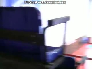 他媽的 年輕 女士 在 一 football match