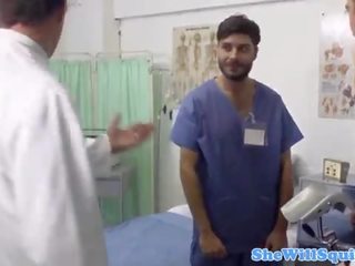 Грудаста розбризкування фам fatale в панчохи трахкав