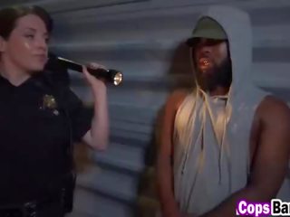 Arrested черни youth получава прецака от две женски пол officers