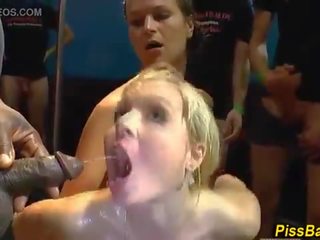 Сеча soaked вулиця дівчина трахає