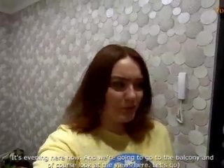 В damsel дає a мінет на a публічний balcony&comma; і потім walks з a сперма на її обличчя