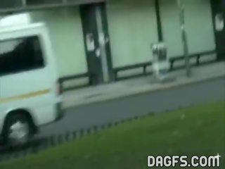 Грудаста іспанська під спідницею і миготливий
