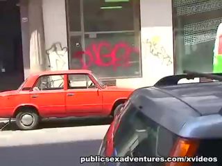 公 口交 从 金发 在 红 连衣裙