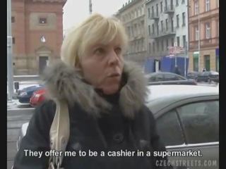 Чешка матуся дає a глава для a randy дзьоб