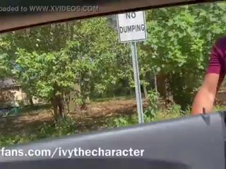 乌木 辣妹 给 口交 为 一 骑