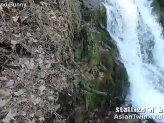 אסייתי גייה מבאס manhood על ידי waterfall