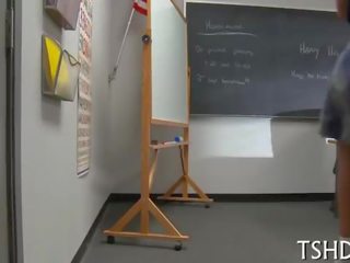 Вчитель drills молодий жінка