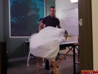 Massuer aj sloan 给 casey everett 该 最好的 满 体 按摩 和 额外 服务