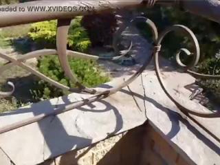 В той час як її тато є паління в в yard вона є дме від її молодий людина