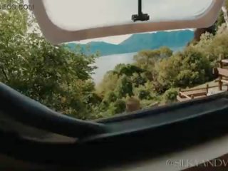 我們 他媽的 wherever 我們 park&excl; 但 我們 常 得到 caught&excl;