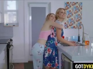 Лесбийки мръсен видео с склонен към флиртуване пума съсед