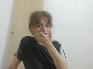 Mi hermanastra llega y quise hablarle para follarmela bien duro hasta correrme ан ella