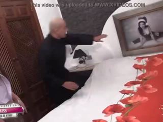 Confessions з a школярка з a збочений священик