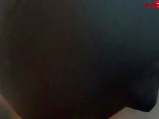 青少年 步 妹妹 wakes 向上 到 一 硬 約翰遜