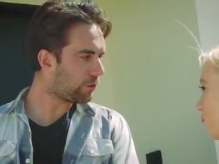 Блондинки и голям бюст тийн bailey comforts тя bf с трудно възрастен филм