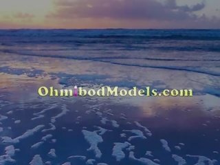 Білявка впорскує від трахає її манда з великий ясно фалоімітатор