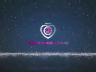 Bored кімната mate отримує дупа трахкав і ластівки