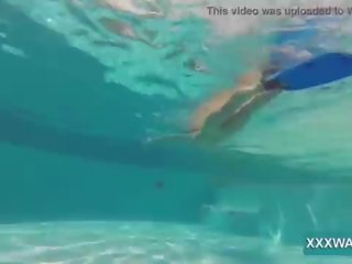 Началник брюнетка ескорт бонбони swims подводен