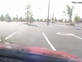 Збуджена мама мастурбує в parked машина в той час як чоловік годинник