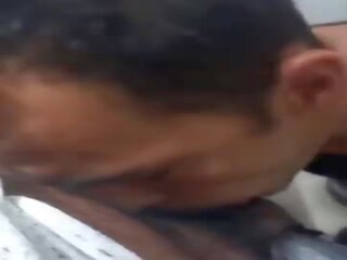 無 shopping fui 無 banheiro e tinha um casado querendo descarregar&comma; tomei todo o leite dele