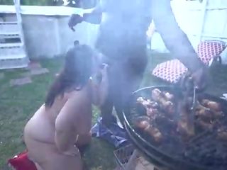 Дебеланки роза kush гадно край стар черни мъж при bbq