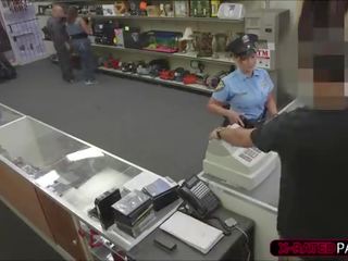 Mempesona petugas polisi petugas ingin untuk menggadaikan dia barang ujungnya naik di itu kantor
