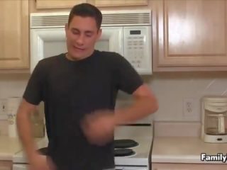 Щасливий молодий школяр drills матусі full-blown манда для добре