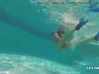 優 褐髮女郎 護送 糖果 swims 水下