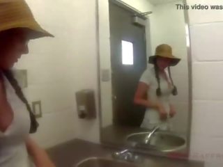 公 色情 同 体内射精 在 该 公园!