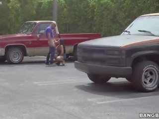 Латинка смокче phallus в hugs багато