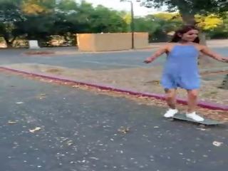 Татуиран кънкьор lassie ванеса vega в skateboarding и еакулация в публичен