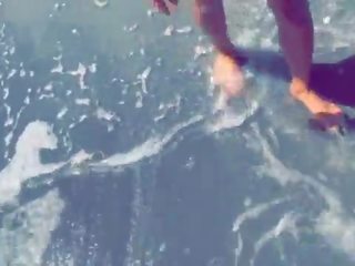 他妈的 上 该 海滩 穿着 thongs&excl;