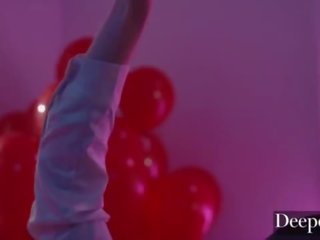 Deeper&period; емили willis е на най-добър рожден ден подарък някога
