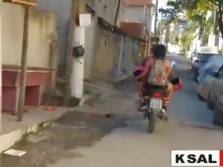 Entramos na comunidade pra visitar উম amigo e fizemos muita putaria e varios ভিডিও - ভিডিও completos না লাল