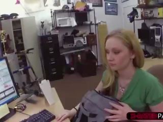 Good-looking bjonde diva shet të saj xbox console dhe merr fucked i vështirë