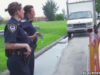 Жінка cops тягнути над чорна suspect і смоктати його дзьоб