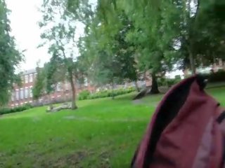 Грудаста недосвідчена милашка оголена в публічний з сара джейн миготливий її цицьки