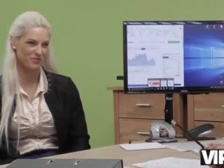 Vip4k&period; добивам загар мед passes мръсен x номинално видео кастинг в на loan офис
