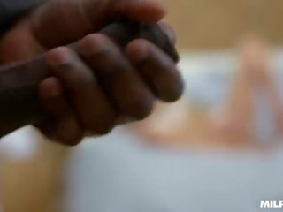 Матуся бурштиновий jayne потреби a великий чорна manhood для extended пастушка поїздка