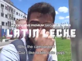 Кучерявий невинний bloke отримує прицвяхований по великий хуй безпеку guard