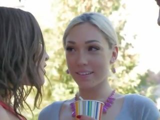 Міжрасовий трійця з лілія labeau і abella danger