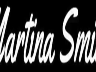 Martinasmith 噴出 在 該 mall kisses 很多