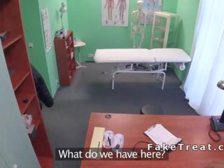 Медсестра спіймана stripling wanking на її стіл