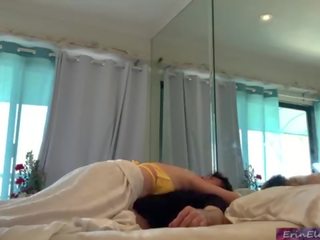 সৎমা এবং সতছেলে আছে থেকে ভাগাভাগি একটি বিছানা