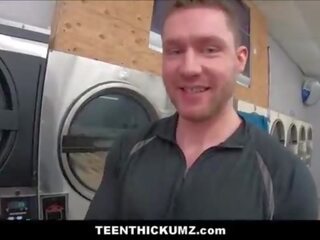 חובבן שחור נוער thickum מזוין על ידי לבן עָמִית זָר ב laundromat